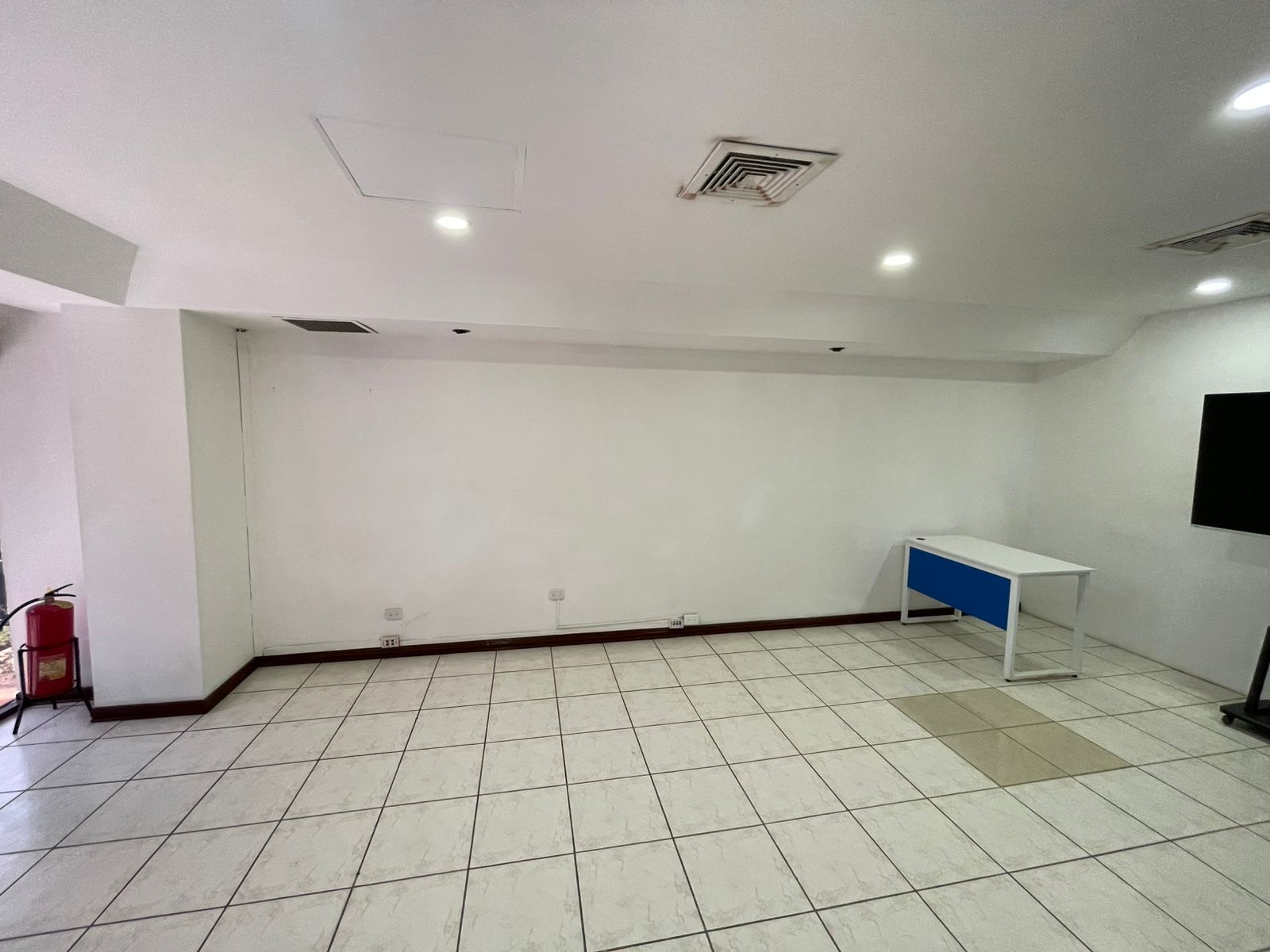 Suite en venta o renta para Oficinas en Ofiplaza el Retiro  Primer Piso
