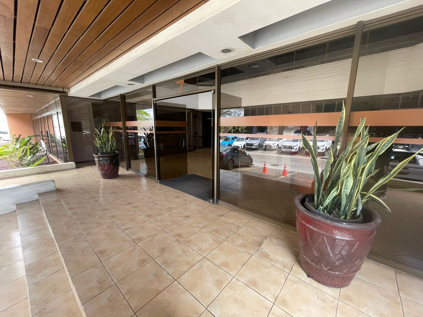 Suite en venta o renta para Oficinas en Ofiplaza el Retiro  Primer Piso