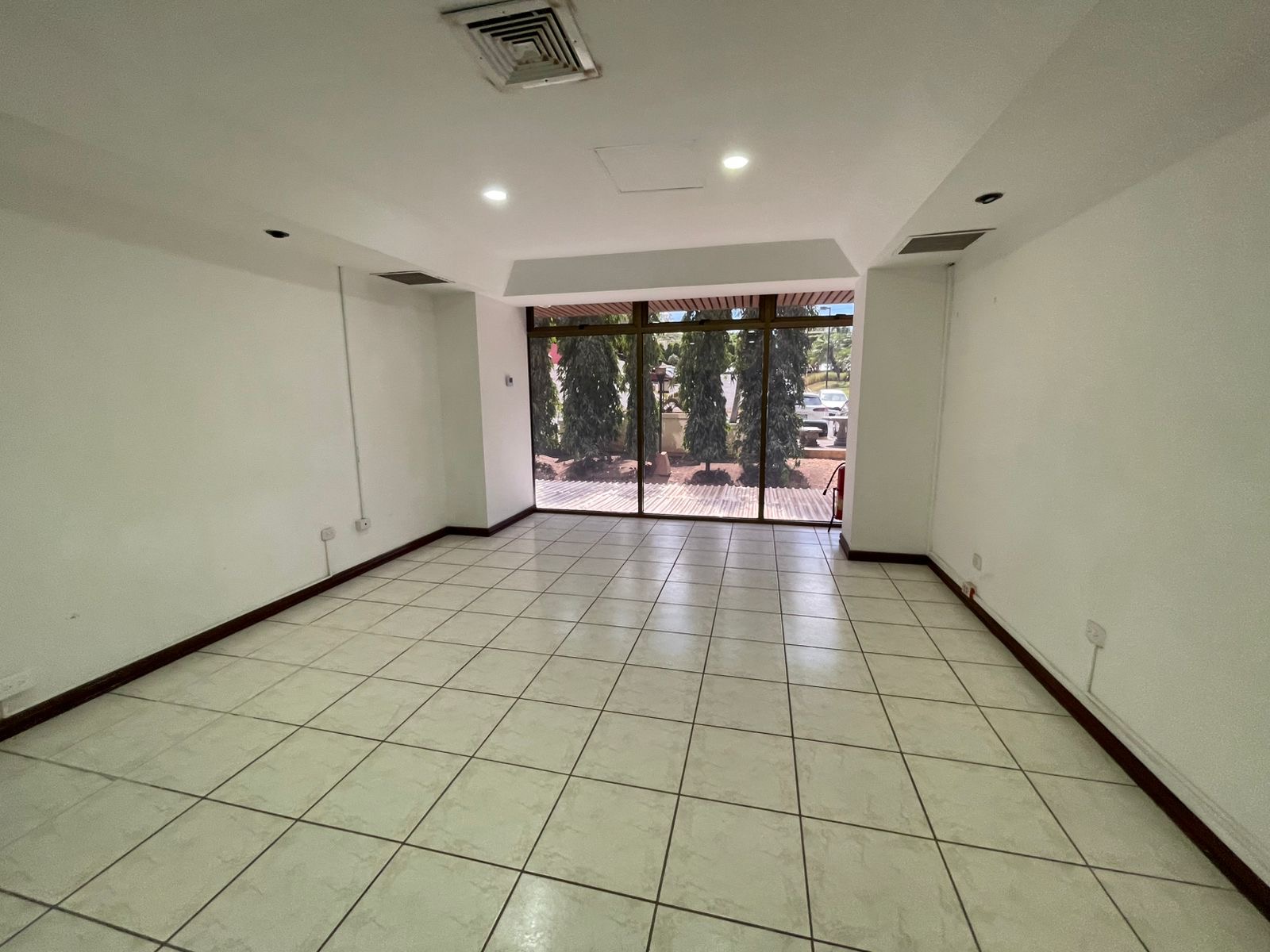 Suite en venta o renta para Oficinas en Ofiplaza el Retiro  Primer Piso