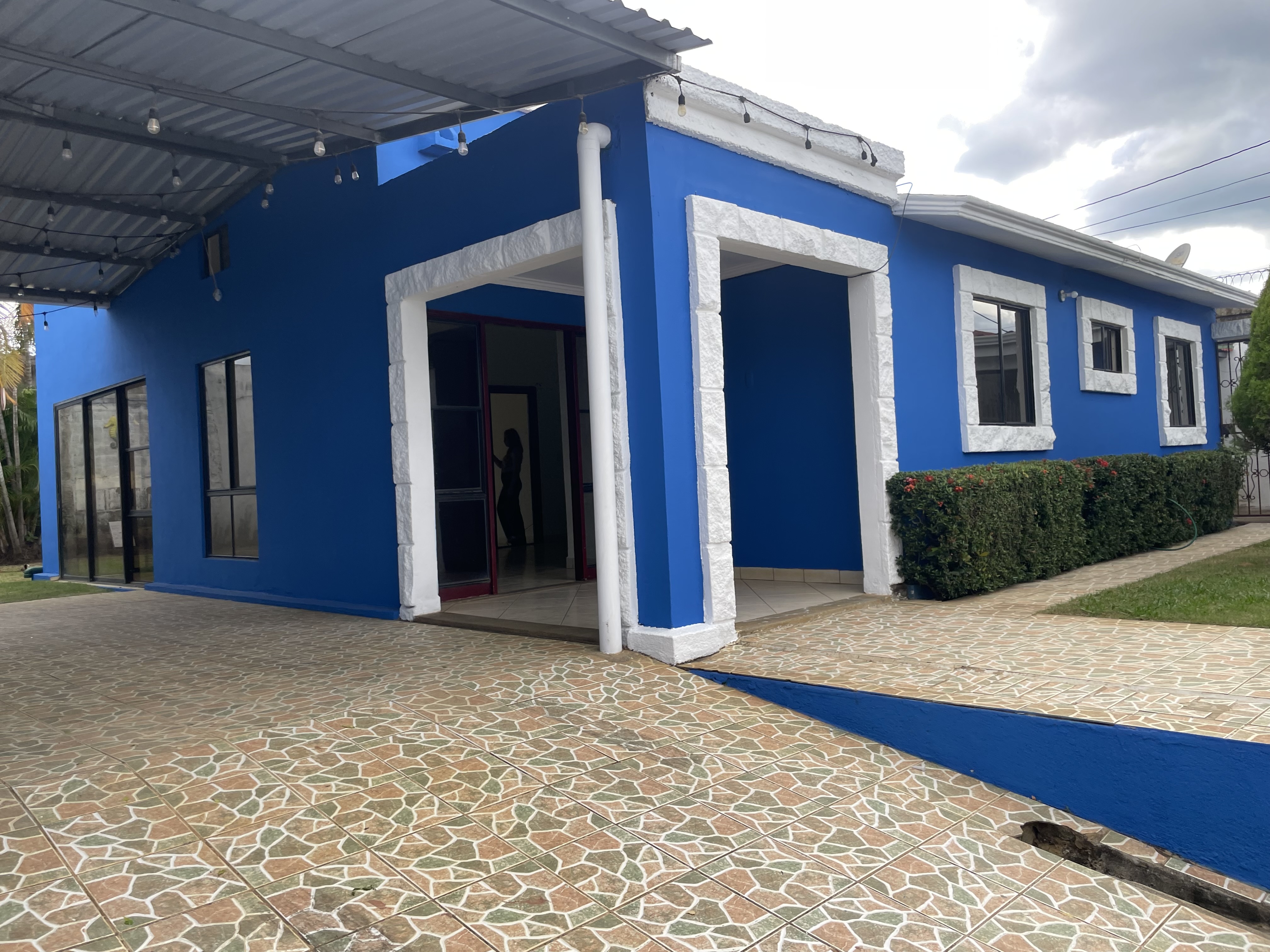 CASA EN VENTA KM 14 CARRETERA A MASAYA DENTRO DE RESIDENCIAL, NICARAGUA