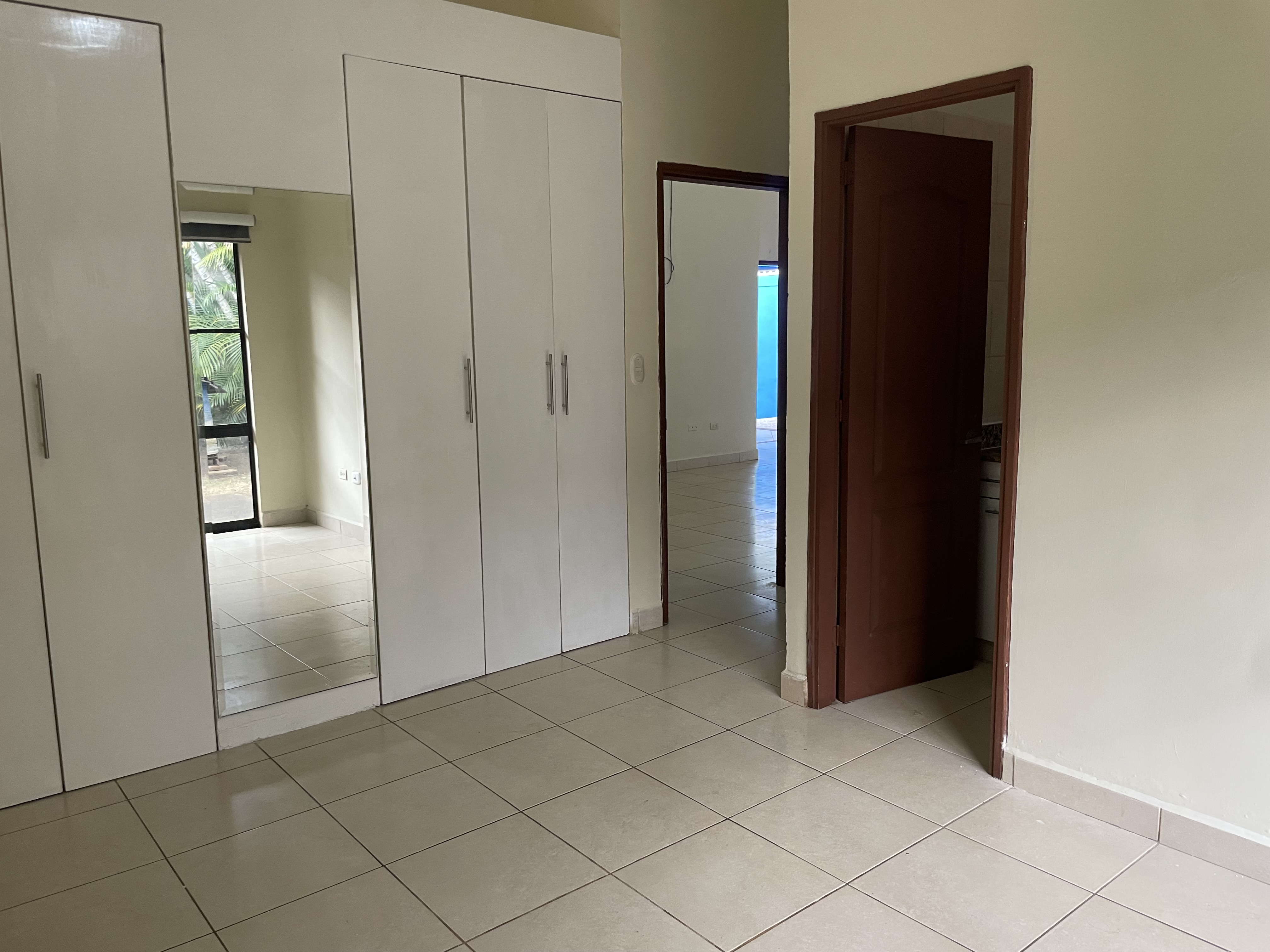 CASA EN VENTA KM 14 CARRETERA A MASAYA DENTRO DE RESIDENCIAL, NICARAGUA