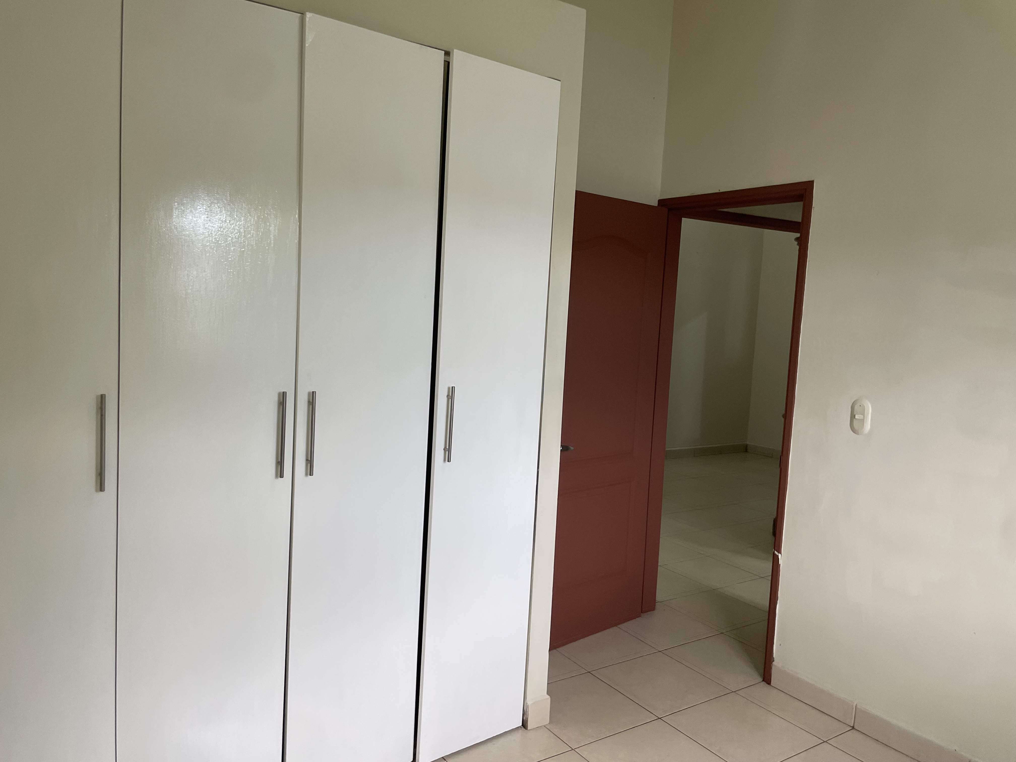 CASA EN VENTA KM 14 CARRETERA A MASAYA DENTRO DE RESIDENCIAL, NICARAGUA