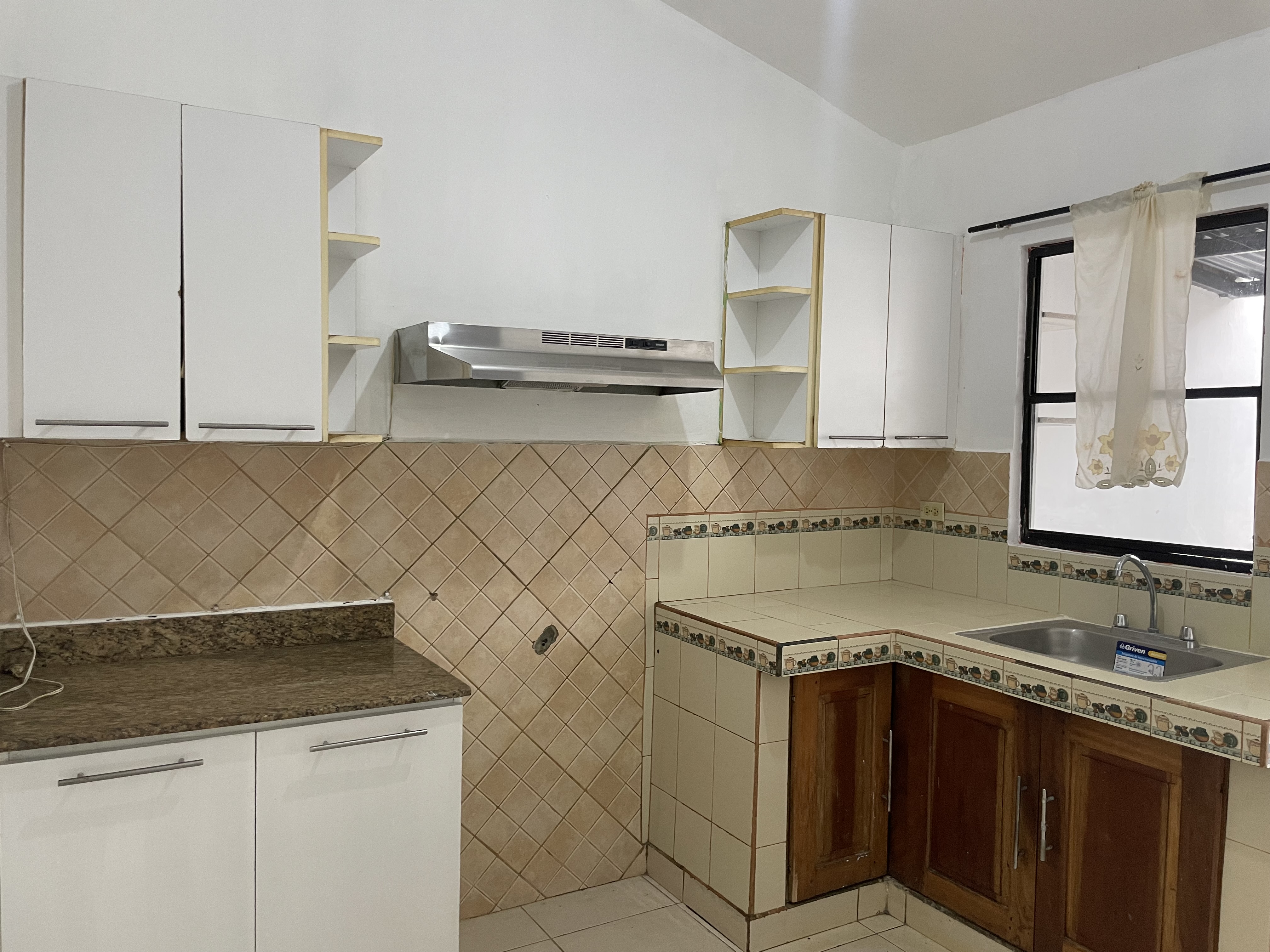 CASA EN VENTA KM 14 CARRETERA A MASAYA DENTRO DE RESIDENCIAL, NICARAGUA