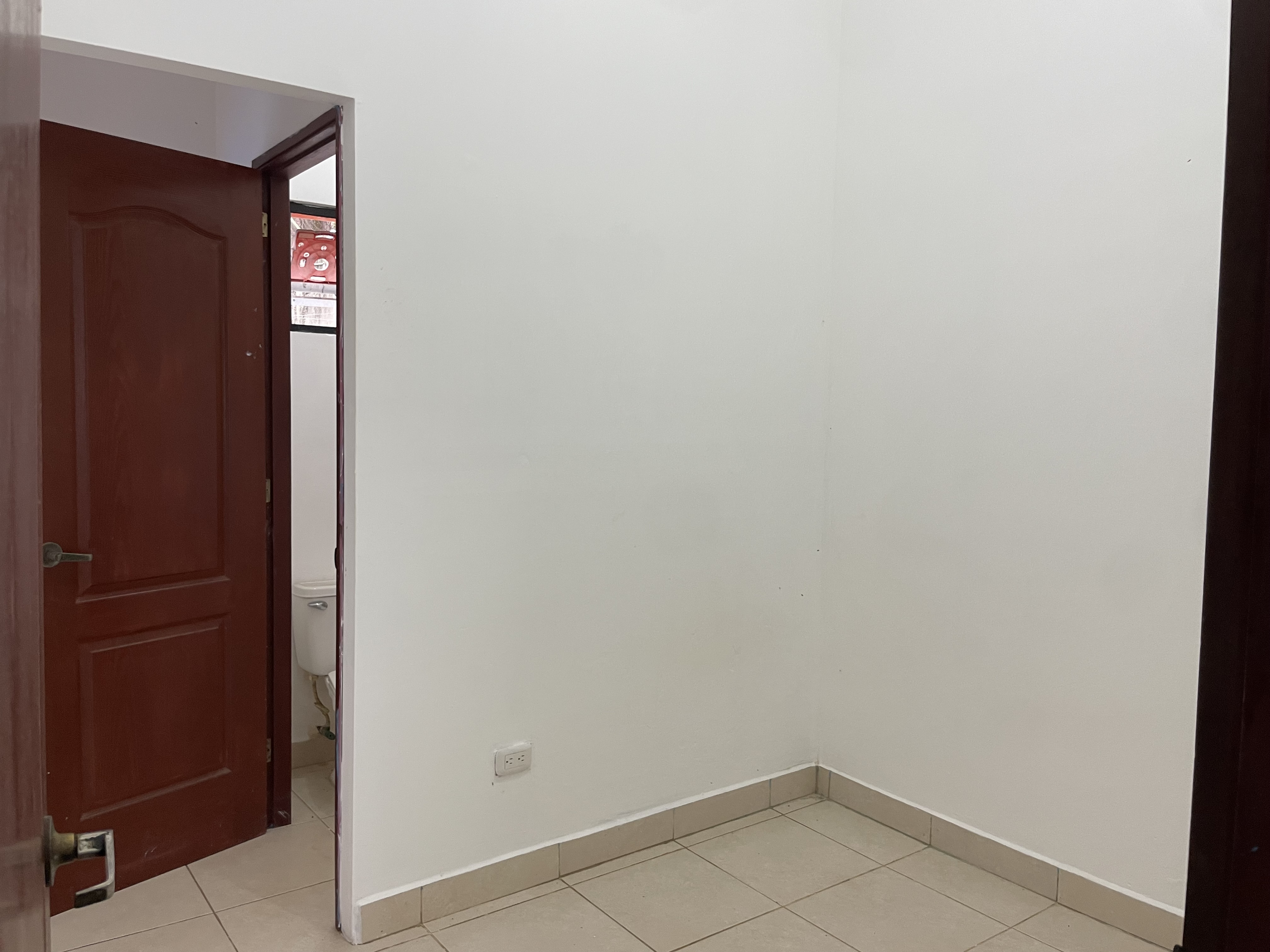 CASA EN VENTA KM 14 CARRETERA A MASAYA DENTRO DE RESIDENCIAL, NICARAGUA