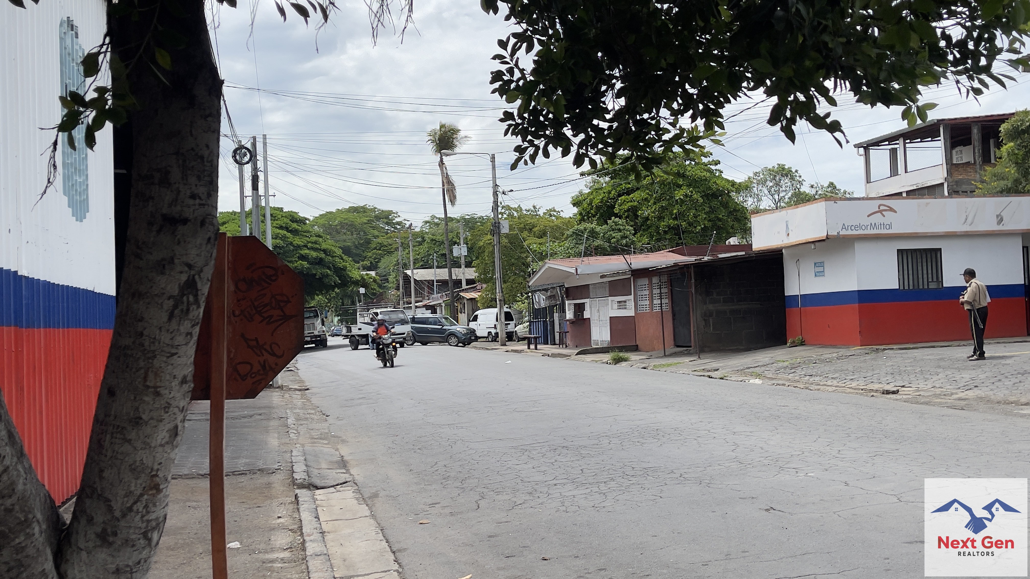Terreno con ubicación comercial en el Mercado Oriental