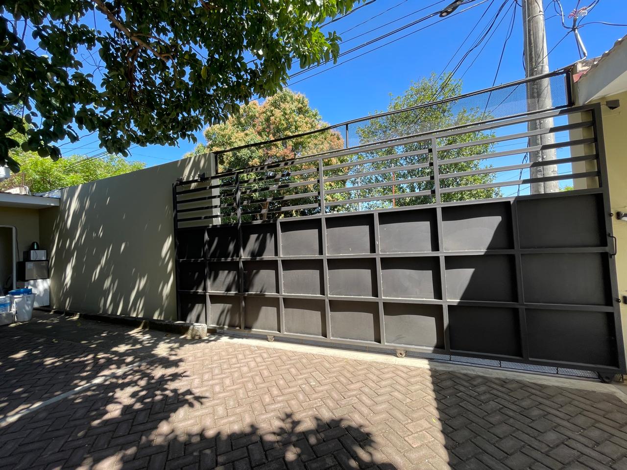 ELEGANTE Y AMPLIA CASA EN VENTA EN RESIDENCIAL PRIVADO CERCA DE LA ROTONDA TICUANTEPE